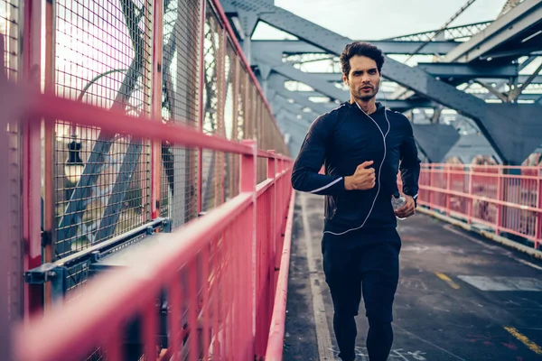 Europeiska Sportsman Kör Med Flaska Vatten Handen Och Njuter Musik — Stockfoto