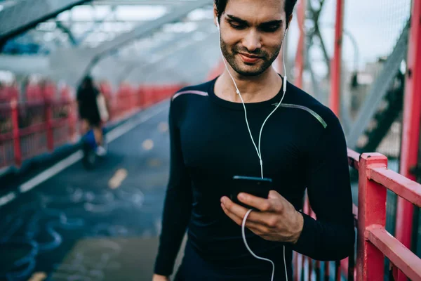 Mutlu Erkek Spor Blogger Yayın Için Smartphone Cep Telefonu Ile — Stok fotoğraf