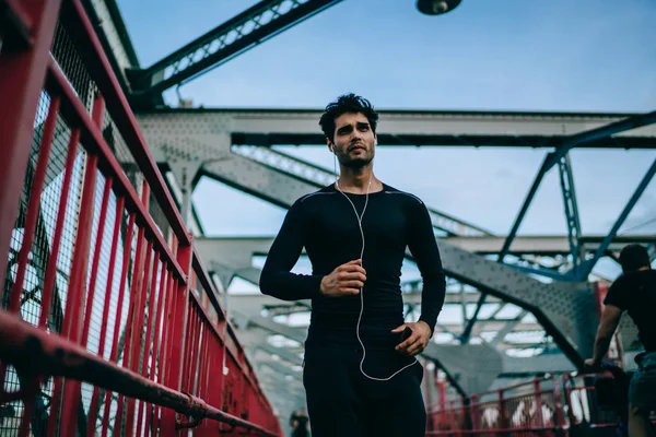 Força Atleta Masculino Correndo Ponte Cidade Durante Desfrutar Música Rádio — Fotografia de Stock