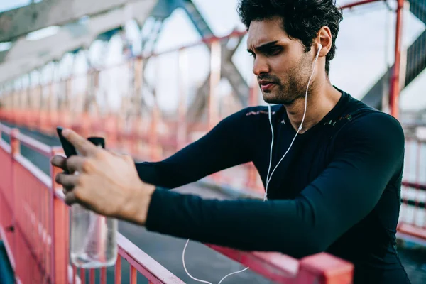 Yuong Hombre Deportivo Escuchando Música — Foto de Stock