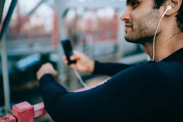 Jovem Desportista Desfrutando Pausa Exercícios Cardiovasculares Ouvir Áudio Romântico Aplicativo — Fotografia de Stock