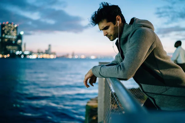 Junger Männlicher Jogger Genießt Die Pause Nach Dem Energietraining Und — Stockfoto