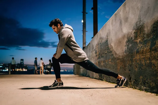 Unga Flexibla Sportsman Göra Stretchingövningar För Plasticitet Kropp Kvällen Träning — Stockfoto