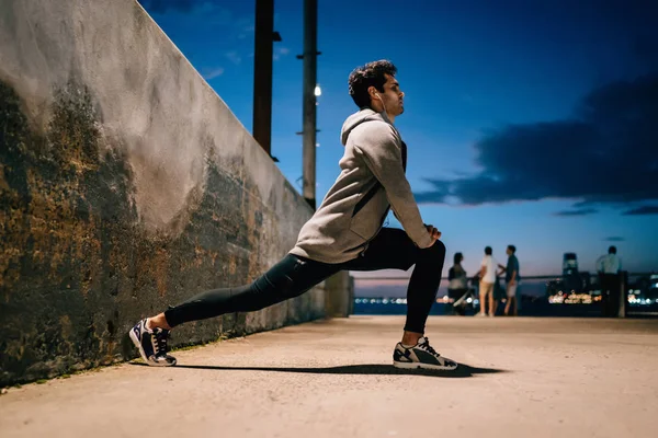 스트레칭과 에너지 야외에서 조깅을 유연성 운동을 이어폰을 오디오 훈련을 스포츠맨 — 스톡 사진