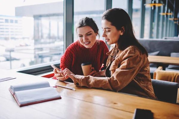 Zwei Freundinnen Genießen Das Treffen Coffeeshop Beim Ansehen Positiver Videoblog — Stockfoto