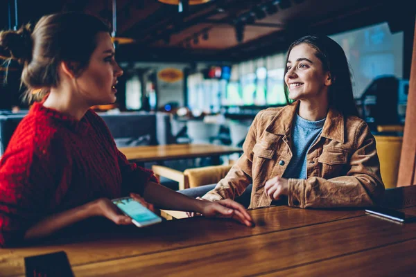 Duas Pessoas Sexo Feminino Positivas Desfrutando Reunião Informal Campus Meninas — Fotografia de Stock