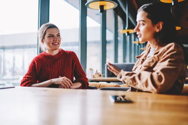 Due Ragazze Hipster Vestite Casual Che Godono Comunicazione Insieme Alla — Foto Stock