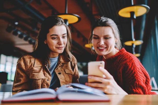 Blogueiras Positivas Lendo Notícias Redes Sociais Usando Celular Conectado Internet — Fotografia de Stock