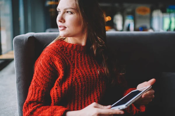 Durulması hippi kız kafeterya kanepe ve düşünceli uzak kapalı, bekleyen arkadaşlar seyir modern touchpad aygıtı ve 4 g kullanan dalgın genç kadın oturmuş elinde dijital tablet ile internet