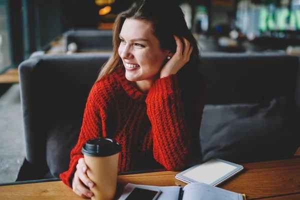 Glücklich Lächelndes Hipstermädchen Das Wegschaut Kaffee Zum Mitnehmen Der Hand — Stockfoto