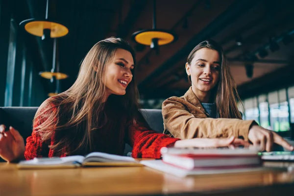 Periodistas Mujeres Positivas Trabajando Juntas Cafetería Sentadas Escritorio Con Literatura — Foto de Stock