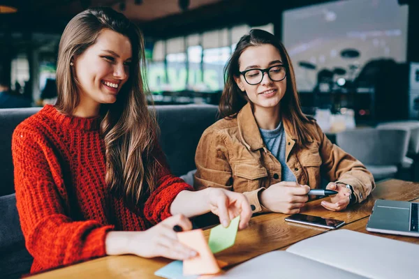 Des Créatrices Souriantes Étudient Ensemble Sur Campus Universitaire Assises Sur — Photo