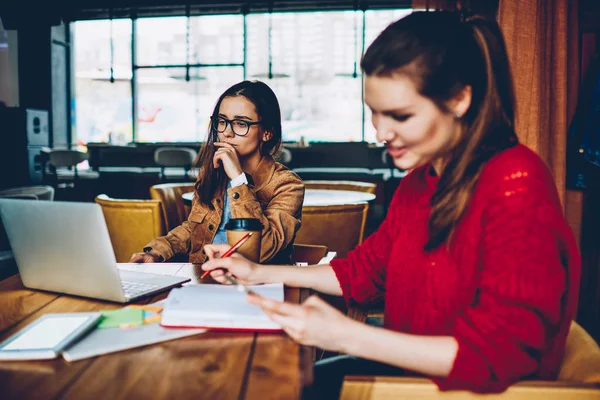 Selektywny Fokus Rozważania Kobiece Freelancer Okulary Oglądając Ważne Webinar Urządzeniu — Zdjęcie stockowe