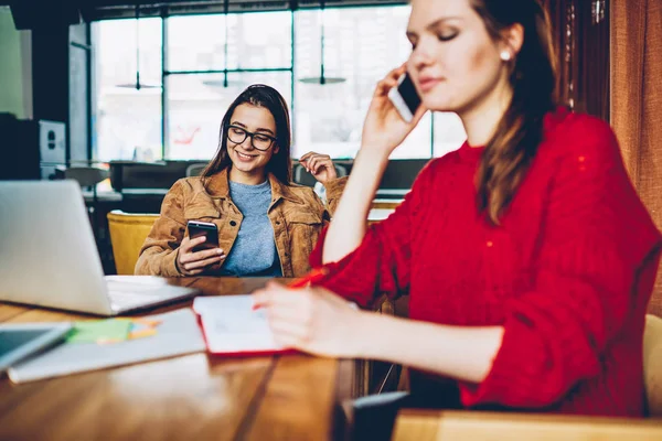 Focus Selettivo Sulla Blogger Femminile Positiva Utilizzando Dispositivo Smartphone Creare — Foto Stock