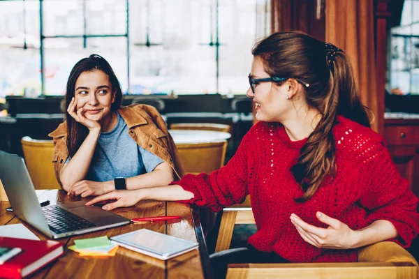 Positivo Adolescenti Sesso Femminile Trascorrere Del Tempo Con Computer Portatile — Foto Stock