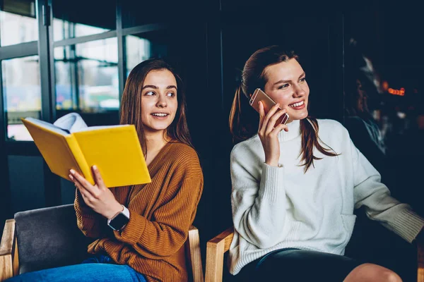 Gülümseyen kadın olumlu en iyi satıcı dinleme arkadaş konuşma tutarak müşteri hizmetleri danışmanlık için arama ve smartphone aygıt ve 4 g bağlantı kullanarak dengesini kontrol mutlu hippi kız