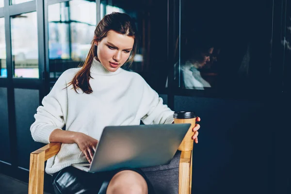 Konsentrert Kvinne Som Utfører Betalingstransaksjoner Laptop Applikasjon Mens Hun Leser – stockfoto