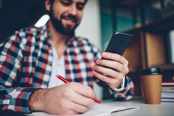 Glückliche Männliche Überprüfung Benachrichtigung Bei Modernen Smartphone Planung Tag Schreiben — Stockfoto