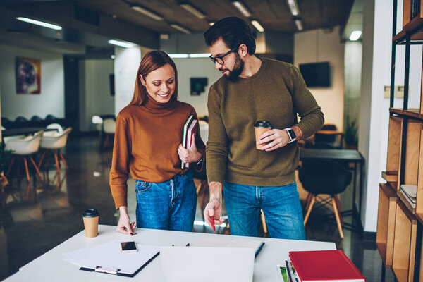Two Young Casually Dressed Colleagues Standing Together Large Modern Office — Stock Photo, Image