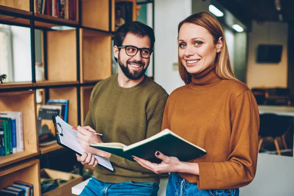 Porträt Einer Jungen Fröhlichen Hipster Frau Die Posiert Und Die — Stockfoto