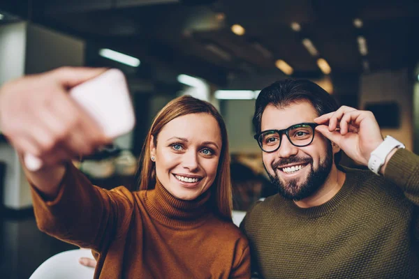 Junge Fröhliche Menschen Die Mit Der Besten Freundin Smartphone App — Stockfoto