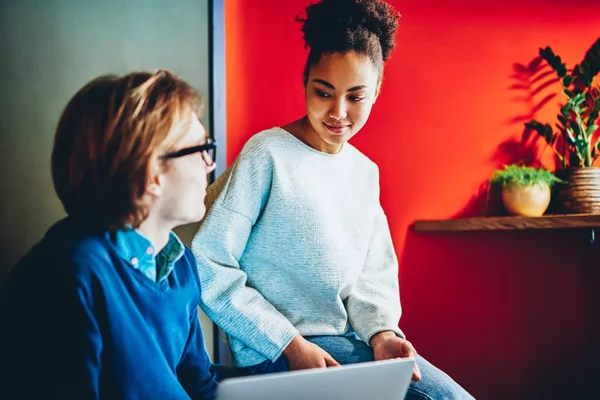 Multiraciale Familie Praten Ernstige Ideeën Met Discussie Binnenshuis Ernstige Diversiteit — Stockfoto