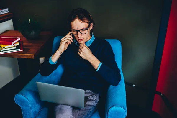 Freelancer Masculino Sério Ter Conversa Telefônica Verificação Mail Computador Portátil — Fotografia de Stock