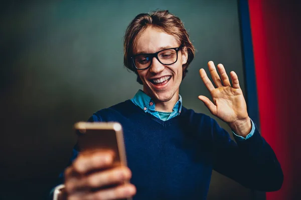 Alegre Chico Hipster Caucásico Saludando Amigo Llamando Través Aplicación Celular —  Fotos de Stock