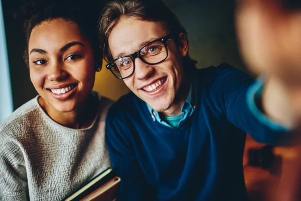 Close Retrato Mulher Multirracial Sorridente Homem Desfrutando Tempo Livre Juntos — Fotografia de Stock