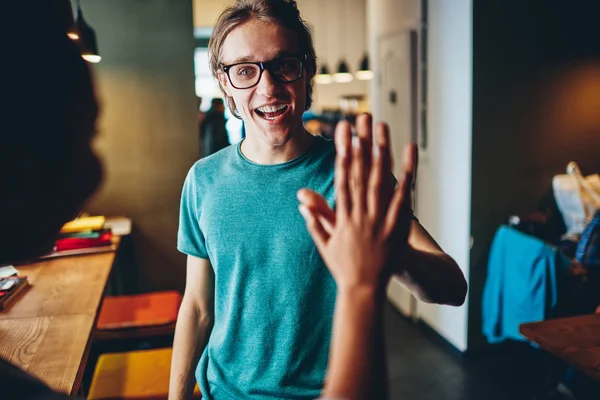 Uszczęśliwiony Nastolatki Male Hipster Okulary Ging Piątkę Kolegi Świętuje Sukces — Zdjęcie stockowe