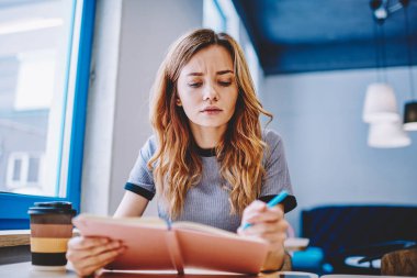 Sorunu araştırma bilgi eğitim, ders kitabı duygu sinirli karıştı genç hippi kız şaşkın kız öğrenci önemli edebiyat kapalı üniversite sınavı için hazırlık okuma