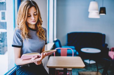 Ciddi durulması kadın ilginç romanı edebiyat hobi Kampüsü, Genç dalgın hippi kız kafeteryada oturan eğitim için Not defterinizde bilgi aramak için vakit okuma