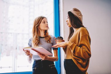 Kahve dükkanında birlikte kapalı öğrenmek için vakit edebiyat söz istihbarat hipster girls toplantı zevk akıllı çok kültürlü bayan arkadaşlar ilginç tartışırken kitap