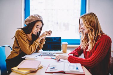 Mutlu başarılı kız öğrenci tasarımcıları birlikte öğrenme Üniversitesi kampüsünde vasıl okul sırası oturan ve Okul ödevim için yeni çizimler oluşturma olumlu gülümseyen kadın Mimarlar zevk