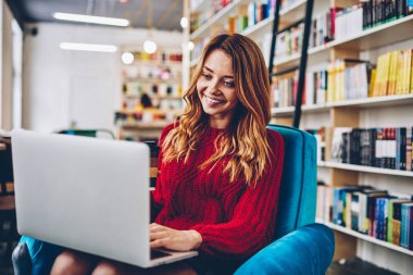Dizüstü bilgisayarda, kız öğrenci alınan olumlu e-posta takipçisi netbook üzerinde sosyal ağ üzerinden gülümseyen mutlu Üniversitesi Wi-Fi bağlantısı kullanarak komedi video gösterisi izlemek neşeli hippi kız