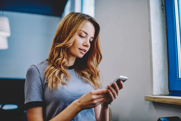 Charmante Millennial Weibliche Teenager Lesen Nachrichten Sozialen Netzwerken Beim Surfen — Stockfoto