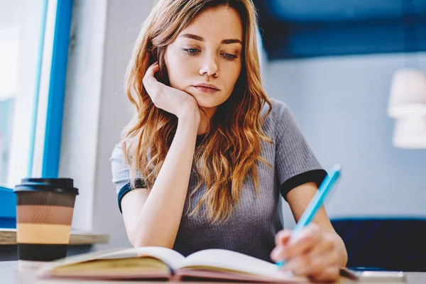 Giovane Intelligente Stanca Studentessa Pensando Scrivendo Compiti Scolastici Nel Libro — Foto Stock