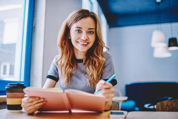 Portret Van Positieve Vrouwelijke Student Zittend Aan Tafel Coffeeshop Genieten — Stockfoto