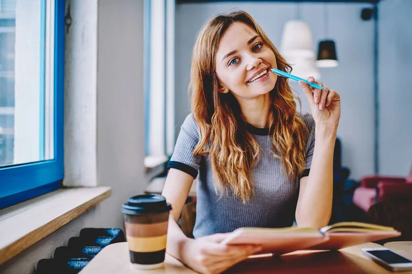 Portretul Unei Fete Hipster Pozitive Care Stă Desktop Manualul Mâini — Fotografie, imagine de stoc