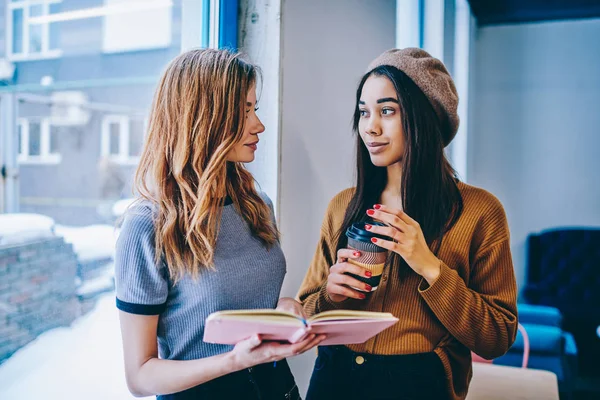 Zwei Multikulturelle Freundinnen Die Café Miteinander Kommunizieren Literatur Analysieren Und — Stockfoto