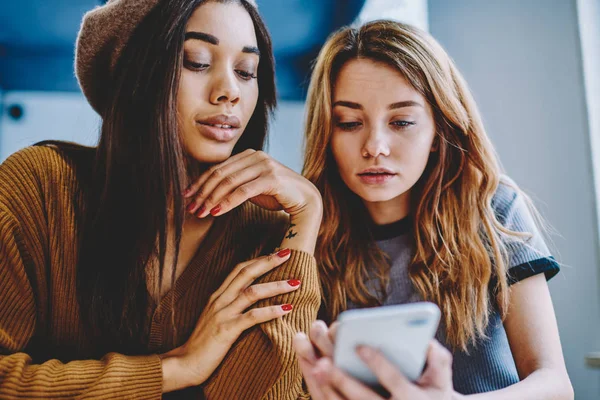 Teman Wanita Serius Membaca Pesan Teks Dari Teman Menggunakan Aplikasi — Stok Foto