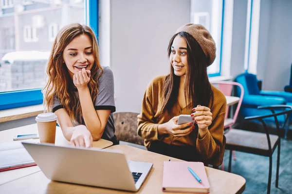 Fröhliche Multikulturelle Teenager Die Freundliche Treffen Und Zeit Mit Laptop — Stockfoto