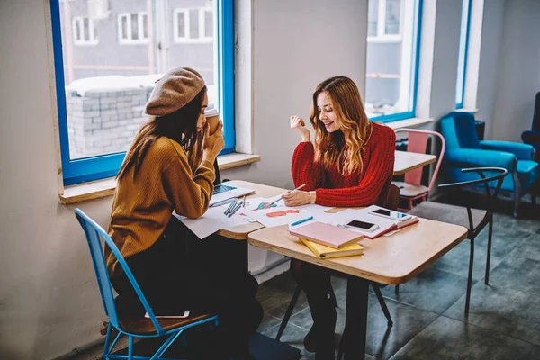 Arquitectas Felices Creando Juntos Bocetos Moda Sentadas Escritorio Cafetería Diseñadora —  Fotos de Stock