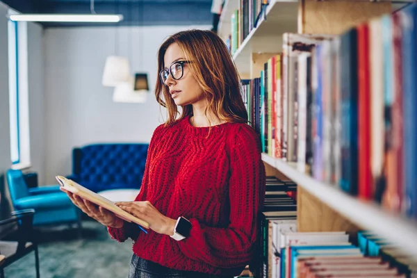 Promyšlené Žena Brýlích Drží Literatury Rukou Přemýšlel Informacích Bestselleru Kontemplativní — Stock fotografie