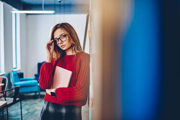 Halblanges Porträt Einer Schönen Studentin Die Ein Notizbuch Für Die — Stockfoto