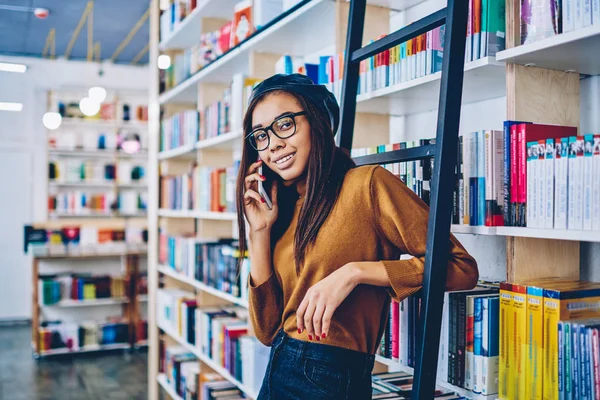 Retrato Niña Hipster Sonriente Feliz Disfrutando Llamada Teléfono Inteligente Librería — Foto de Stock