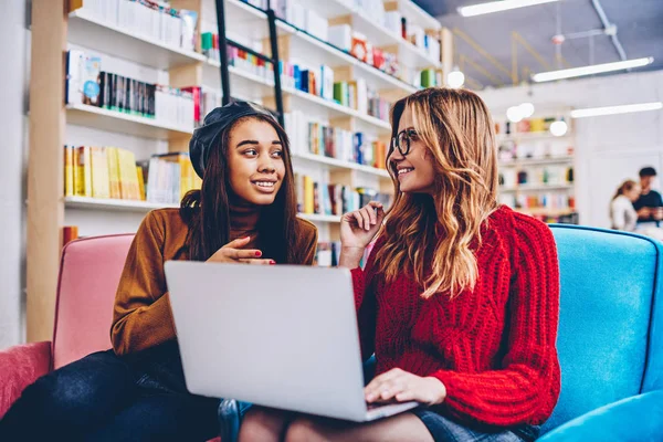 Estudantes Sexo Feminino Qualificados Positivos Que Gostam Aprendizagem Biblioteca Universidade — Fotografia de Stock