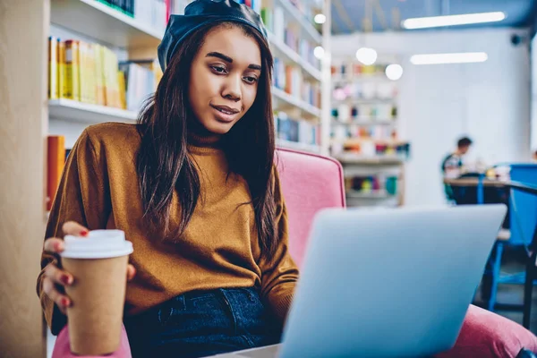 年轻的非洲时髦女孩在社交网络中更新配置文件使用大学 Wifi 连接在膝上型计算机 时髦的女青少年看有趣的录影在上网本在咖啡休息期间 — 图库照片