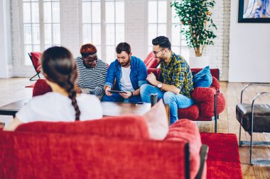 Online oyun ve pass yeni seviye dijital tablet ile ücretsiz zamanında coworking alanda oynayan arkadaş için tezahürat genç hipster çocuklar, taşınabilir pc video izlerken neşeli erkekler WIF ile memnun.