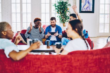 Ücretsiz zamanında heyecanlı çocuklar takım izlerken online maç tablo zaferi kutlayan süre cephe üzerinde iletişim kızlar, çatı katı iç odaya yeniden çok ırklı erkek ve dişi hipsters